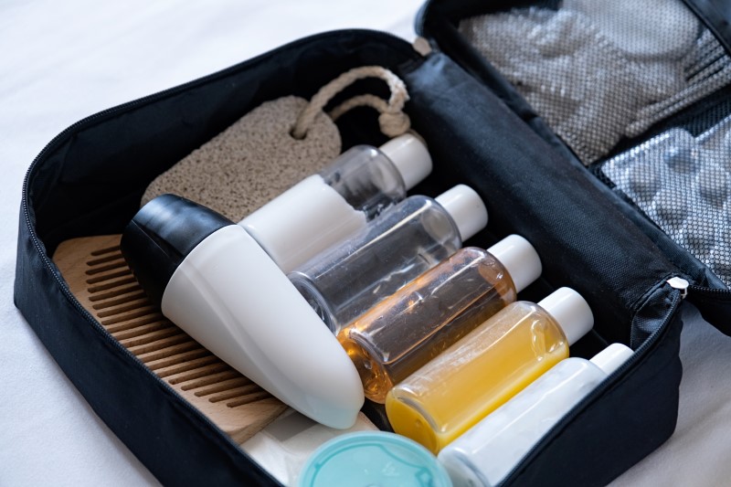 Kosmetyki w formacie podróżnym (do 100 ml): co warto przelać do buteleczek?