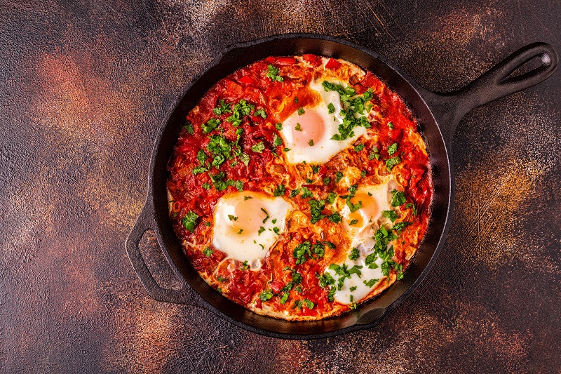 Autentyczna szakszuka z Izraela: jak przygotować perfekcyjne jaja na patelni?